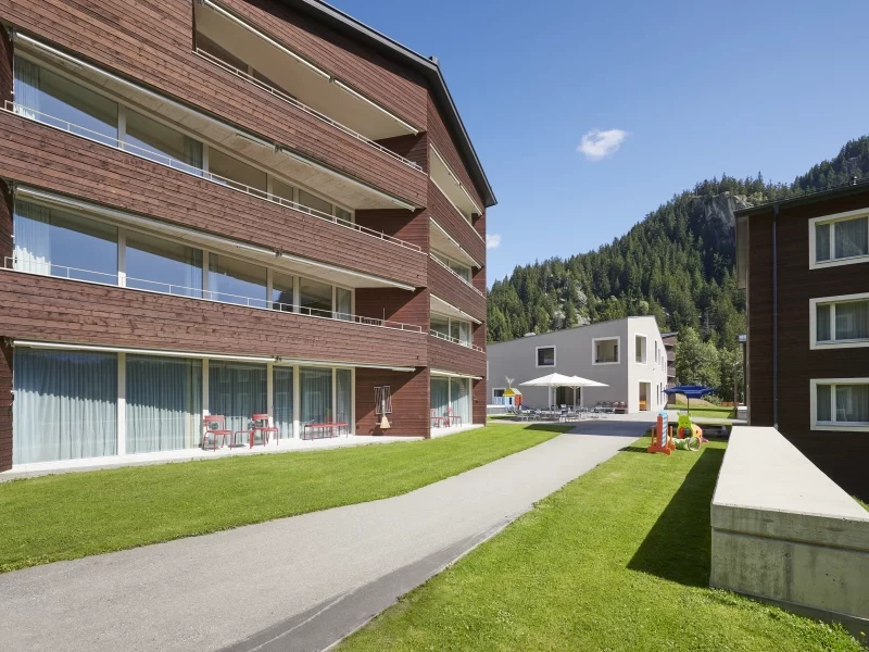 „Moderne Ferienwohnungen im Feriendorf Blatten – Belalp mit Blick auf die Schweizer Berglandschaft, ideal für ferien für senioren, Pflegebedürftige und ihre Angehörigen. Die barrierefreien Apartments bieten Komfort, Aktivität mit Hallenbad und Fitnessraum sowie Erholung in der Natur. In Kooperation mit der IAHA (International Association for Healthy Aging) wird hier gesundes Altern gefördert – für einen aktiven, sicheren und erholsamen Aufenthalt.“